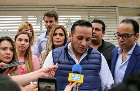 Diputados panistas acudieron a las oficinas de Fiscalía estatal a interponer una denuncia en contra del gobernador Cuitláhuac García Jiménez y al secretario de Seguridad Pública, Hugo Gutiérrez Maldonado, por cinco presuntos delitos derivados de la compra de 50 patrullas y arrendamiento de otras 110.