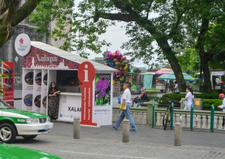 La encargada de módulo de turismo continúa en espera de los miles de turistas que se toman la foto en las letras de Xalapa y de las que presumen las autoridades municipales.