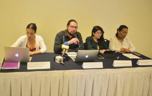 Luz María Reyes, Ximena Ugarte, Rodolfo Domínguez y Surinam Azuara integrantes del Observatorio Ciudadano Nacional del Feminicidio, leyeron  las cifras de violencia, muertes y desapariciones de mujeres en el Estado actualmente  y solicitaron la tercera Alerta de Género para Veracruz.