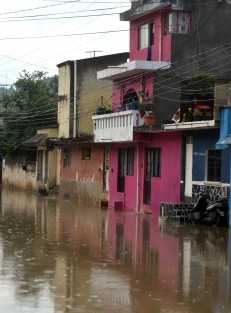 Uno de los lugares que ya por tradición se inunda cada vez que llueve es la esquina de la calle 2 poniente y 13 Sur de la colonia Rafael Hernández Ochoa, han pasado administraciones de todos colores y sabores y ninguna ha podido acabar con el problema, los habitantes del lugar tienen la esperanza que con la Cuarta transformación esto se resuelva.