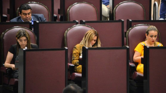 Durante la sesión la mayoría de los legisladores prefieren distraerse con el celular ya que la mayoría se les dificulta leer en tribuna. 