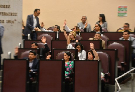   Durante la Cuarta Sesión Ordinaria los diputados locales aprobaron en lo general y en lo particular, con 30 votos a favor, 12 en contra y 3 abstenciones, la Ley de Comunicación Social para el Estado, presentada por el gobernador Cuitláhuac García Jiménez.