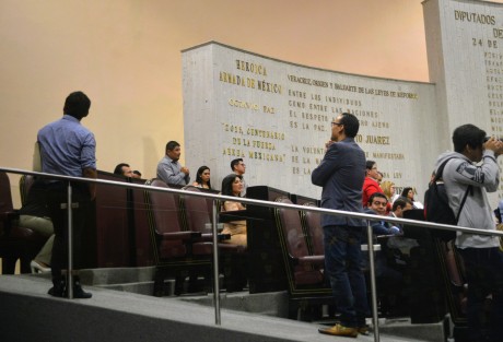   Durante la Cuarta Sesión Ordinaria los diputados locales aprobaron en lo general y en lo particular, con 30 votos a favor, 12 en contra y 3 abstenciones, la Ley de Comunicación Social para el Estado, presentada por el gobernador Cuitláhuac García Jiménez.