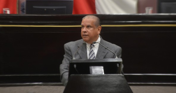 Durante la Cuarta sesión ordinaria del Congreso de Veracruz, el legislador Jorge Moreno Salinas expone la iniciativa que busca reformar diversas disposiciones de la Constitución Política del Estado, en relación a atribuciones de la Diputación Permanente.