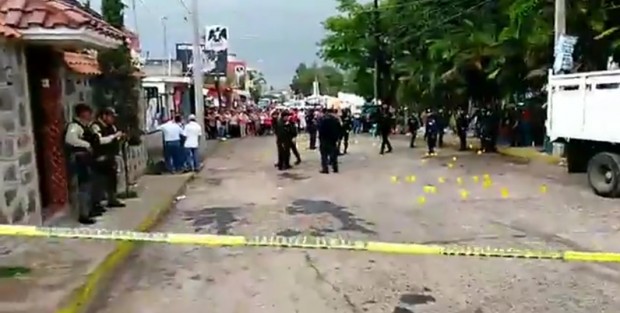 Al menos dos personas habrían muerto en una riña  en Tuzamapan, municipio de Coatepec; reportes preliminares indican entre 6 y 8 heridos por arma de fuego‬. Los hechos se habrían suscitado en el interior de una cantina llamada El Rufles. 