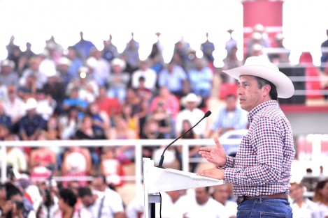 El reto sexenal es que Veracruz regrese a los primeros lugares de producción agropecuaria, hacia allá vamos a ir, aseguró el gobernador Cuitláhuac García Jiménez, al inaugurar la Expo Feria Regional Ganadera Ylang Ylang 2019, que se celebrará del 16 de mayo al 2 de junio, en este municipio. 