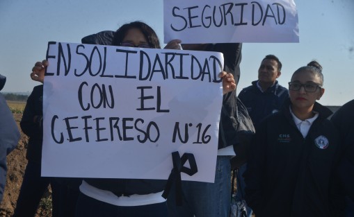 Con pancartas en mano y moños negros en su ropa exigen mejores condiciones laborales, cambio de directivos así como no represalias por manifestarse.
