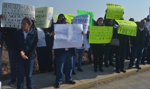 Con pancartas en mano y moños negros en su ropa exigen mejores condiciones laborales, cambio de directivos así como no represalias por manifestarse.