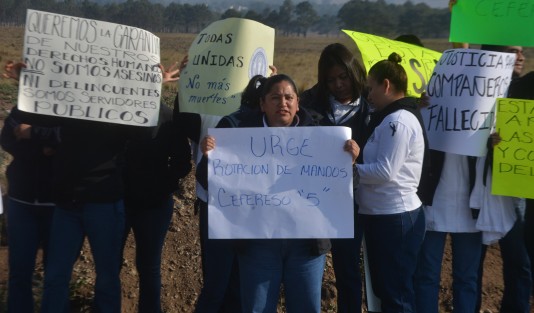 Con pancartas en mano y moños negros en su ropa exigen mejores condiciones laborales, cambio de directivos así como no represalias por manifestarse.