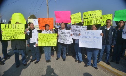 Con pancartas en mano y moños negros en su ropa exigen mejores condiciones laborales, cambio de directivos así como no represalias por manifestarse.