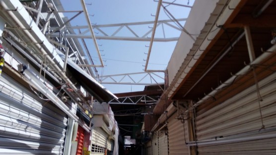 Tres trabajadores que colocaban una lámina en la obra de remodelación del Mercado Jáuregui de Xalapa, resultaron lesionados al caer de una altura de seis metros debido a que no portaban equipo de seguridad. Se reportan como estables.