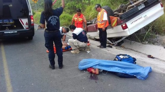 Un menor de 15 años falleció este viernes y 6 personas más resultaron lesionadas, luego de que la unidad en que viajaban volcara cuando se desplazaba sobre la carretera estatal María de la Torre-El Chote, en el tramo comprendido de la comunidad La Unión Paso Largo-El Faisán, a la altura del Puente Tranca Fierro.