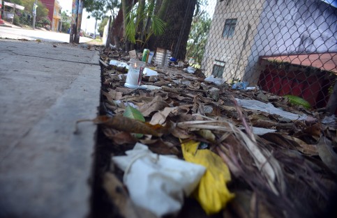 Así luce el lugar donde fueron acribillados 5 personas y cuatro más fueron heridas la tarde de ayer en la comunidad de Tuzamapan: guantes de látex con sangre, veladoras prendidas y  la ropa de algunos de los heridos quedaron en la escena del crimen. 