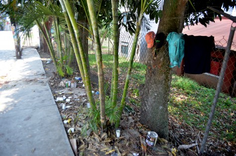 Así luce el lugar donde fueron acribillados 5 personas y cuatro más fueron heridas la tarde de ayer en la comunidad de Tuzamapan: guantes de látex con sangre, veladoras prendidas y  la ropa de algunos de los heridos quedaron en la escena del crimen. 