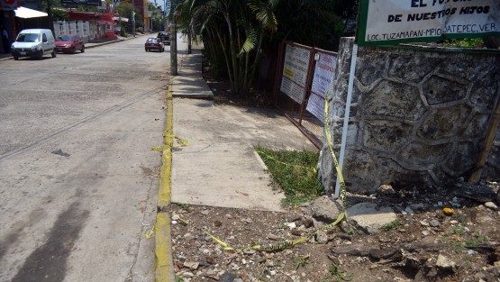 Así luce el lugar donde fueron acribillados 5 personas y cuatro más fueron heridas la tarde de ayer en la comunidad de Tuzamapan: guantes de látex con sangre, veladoras prendidas y  la ropa de algunos de los heridos quedaron en la escena del crimen. 