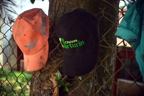 Así luce el lugar donde fueron acribillados 5 personas y cuatro más fueron heridas la tarde de ayer en la comunidad de Tuzamapan: guantes de látex con sangre, veladoras prendidas y  la ropa de algunos de los heridos quedaron en la escena del crimen. 