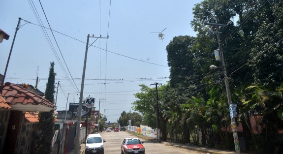 Un helicóptero de Seguridad Pública sobrevuela la comunidad de Tuzamapan,Ver., y además varias patrullas vigilan el sitio.  