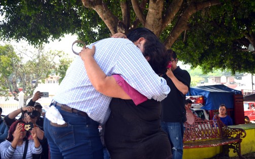 El alcalde de Coatepec, Enrique Fernández Peredo, sostuvo una reunión con algunos de los familiares de las víctimas de esta masacre; se comprometió a solicitar la presencia de la Guardia Nacional  y ayudar con los tramites funerarios.  