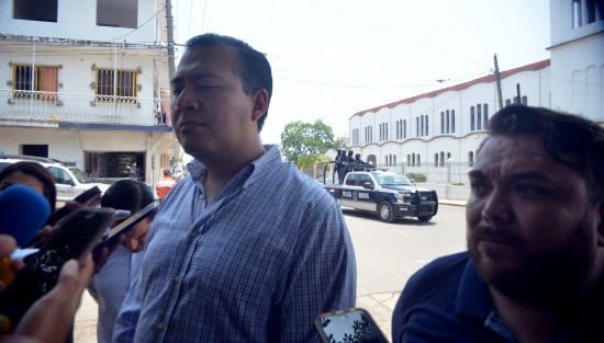 El alcalde de Coatepec, Enrique Fernández Peredo, sostuvo una reunión con algunos de los familiares de las víctimas de esta masacre; se comprometió a solicitar la presencia de la Guardia Nacional  y ayudar con los tramites funerarios.  