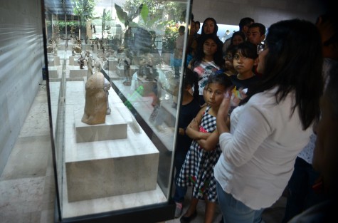 Con una mayor asistencia que en otros años se  celebro el día del museo en el  Museo de Antropología de Xalapa, cientos de familias aprovechan que la entrada es gratuita y visitaron este emblemático lugar que debido al alto costo de la entrada son pocas las personas que tienen el privilegio de visitar este sitio.  