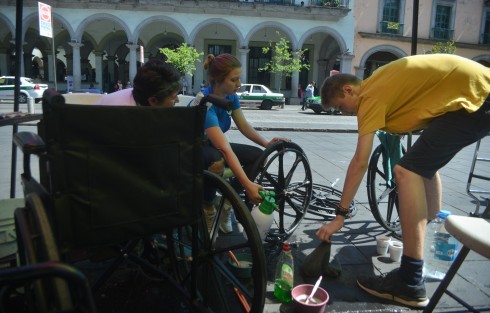 Por iniciativa del Club Rotary Internacional se realiza la tercera jornada del proyecto <em>Enchúlame la Silla</em> en el Parque Juárez desde hoy y hasta el próximo día miércoles, con el cual se busca reparar sillas de ruedas a bajo costo para sus propietarios.