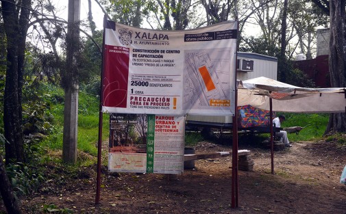 Al igual que otras obras de la ciudad de Xalapa, la construcción del centro de capacitación en Ecotecnologías  y remodelación del parque Predio de la Virgen, se encuentra prácticamente en el abandono.