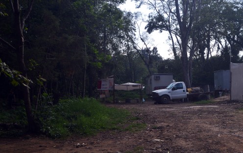 Solo se puede ver a una persona de la tercera edad cuidando un remolque y una camioneta que dejaron en el sitio. A decir de esta persona ya pronto vendrán los de la constructora por sus cosas.  