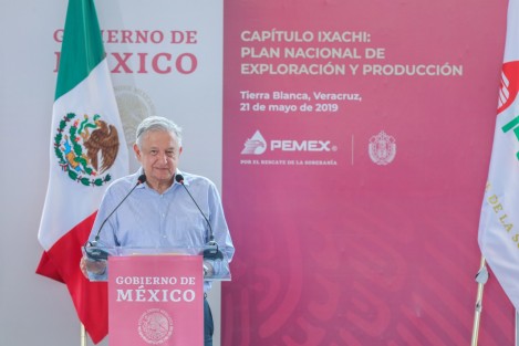 Luego de recorrer el pozo principal, donde se realizó una muestra de petróleo extraído, el Presidente de la República, Andrés Manuel López Obrador, informó que este campo, ubicado en la Cuenca del Papaloapan, producirá 80 mil barriles por día para el año 2022.