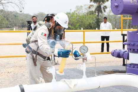 Luego de recorrer el pozo principal, donde se realizó una muestra de petróleo extraído, el Presidente de la República, Andrés Manuel López Obrador, informó que este campo, ubicado en la Cuenca del Papaloapan, producirá 80 mil barriles por día para el año 2022.