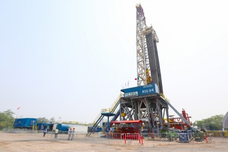 Luego de recorrer el pozo principal, donde se realizó una muestra de petróleo extraído, el Presidente de la República, Andrés Manuel López Obrador, informó que este campo, ubicado en la Cuenca del Papaloapan, producirá 80 mil barriles por día para el año 2022.