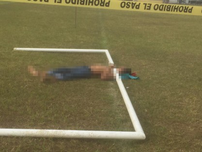 En Tihuatlán, Ver. un hombre murió este miércoles al venirse abajo la estructura de una portería, en la cual presuntamente, intentó balancearse. .