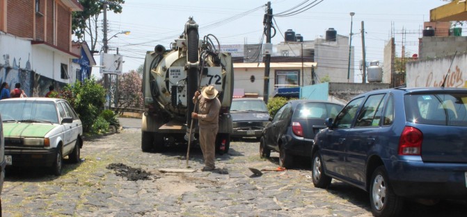 CMAS Xalapa limpia las coladeras, lástima que no sean las financieras. 