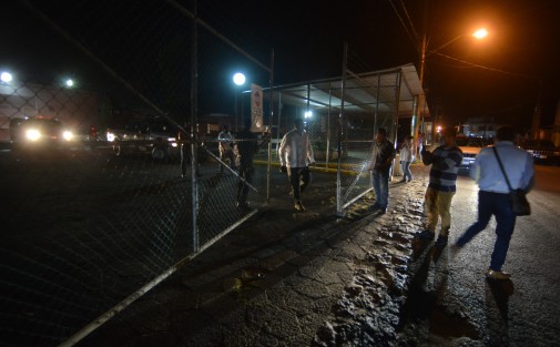 La noche del miércoles el ex fiscal general del estado, Luis Ángel N, fue trasladado del penal de Pacho Viejo a su residencia particular donde llevará su proceso bajo arresto domiciliario; el ex titular de la FGE en tiempos del gobernador Javier Duarte, al llegar saludó a su familia y amigos que le esperaban. 