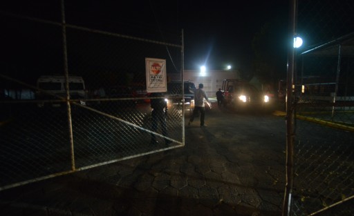 La noche del miércoles el ex fiscal general del estado, Luis Ángel N, fue trasladado del penal de Pacho Viejo a su residencia particular donde llevará su proceso bajo arresto domiciliario; el ex titular de la FGE en tiempos del gobernador Javier Duarte, al llegar saludó a su familia y amigos que le esperaban. 