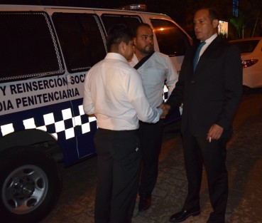 La noche del miércoles el ex fiscal general del estado, Luis Ángel N, fue trasladado del penal de Pacho Viejo a su residencia particular donde llevará su proceso bajo arresto domiciliario; el ex titular de la FGE en tiempos del gobernador Javier Duarte, al llegar saludó a su familia y amigos que le esperaban. 