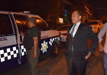 La noche del miércoles el ex fiscal general del estado, Luis Ángel N, fue trasladado del penal de Pacho Viejo a su residencia particular donde llevará su proceso bajo arresto domiciliario; el ex titular de la FGE en tiempos del gobernador Javier Duarte, al llegar saludó a su familia y amigos que le esperaban. 