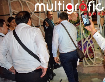 La noche del miércoles el ex fiscal general del estado, Luis Ángel N, fue trasladado del penal de Pacho Viejo a su residencia particular donde llevará su proceso bajo arresto domiciliario; el ex titular de la FGE en tiempos del gobernador Javier Duarte, al llegar saludó a su familia y amigos que le esperaban. 