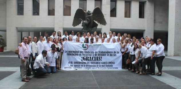 Grupo de maestros con la diputada Esther Martínez fueron al  Congreso para agradecer al gobernador. 