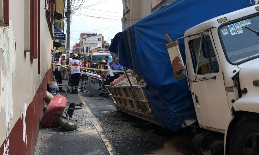 Tres trabajadores de CMAS resultaron lesionados al caer del camión en que se trasladaban cuando éste cayó al hundirse una losa del pavimento en la calle Noguera casi esquina con Xalapeños Ilustres..   . 
