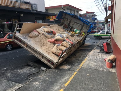 Tres trabajadores de CMAS resultaron lesionados al caer del camión en que se trasladaban cuando éste cayó al hundirse una losa del pavimento en la calle Noguera casi esquina con Xalapeños Ilustres..   . 