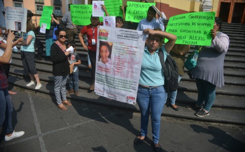 Familiares y amigos del joven Bryan Alexis se manifestaron en la Plaza Lerdo, piden ayuda al gobernador y la población en general para localizarlo, desapareció desde el pasado 21 de Mayo en la ciudad de Xalapa. 