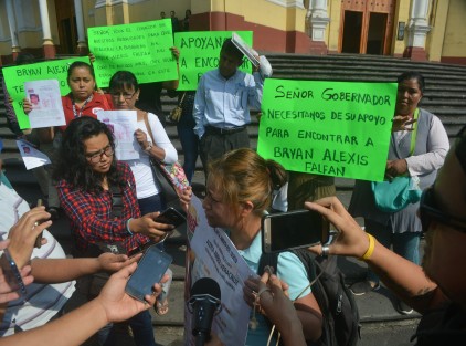 Familiares y amigos del joven Bryan Alexis se manifestaron en la Plaza Lerdo, piden ayuda al gobernador y la población en general para localizarlo, desapareció desde el pasado 21 de Mayo en la ciudad de Xalapa. 