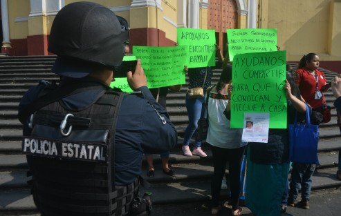 Familiares y amigos del joven Bryan Alexis se manifestaron en la Plaza Lerdo, piden ayuda al gobernador y la población en general para localizarlo, desapareció desde el pasado 21 de Mayo en la ciudad de Xalapa. 