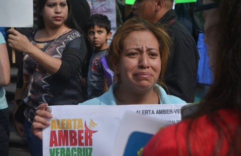 Personal de gobierno salió para dialogar con la madre de Bryan y la convencieron para hablar con ella en privado.   