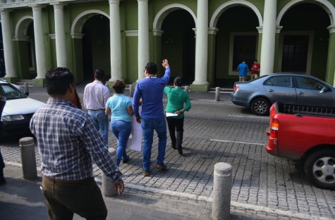Personal de gobierno salió para dialogar con la madre de Bryan y la convencieron para hablar con ella en privado.   