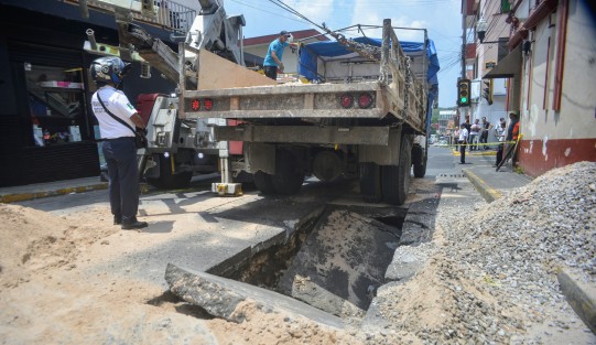 Luego de varias horas el camión fue sacado por una enorme grúa  y quedó expuesto el socavón que tendrá que ser reparado en los próximos días.