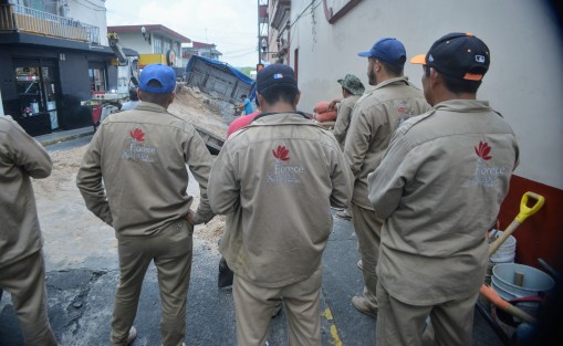 Trabajadores comentaron en el lugar que esto se debió a la mala compactación que se hizo en la reparación de el lugar.  