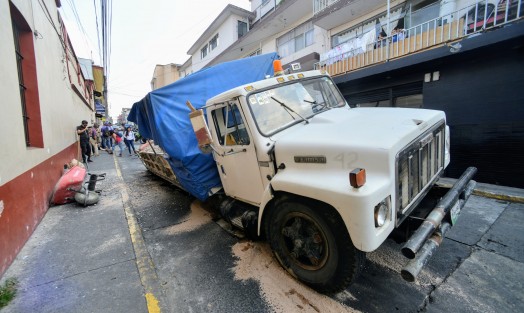 Al menos tres trabajadores de CMAS resultaron lesionados al caer del camión en que se trasladaban cuando éste cayó en socavón  cubierto por una losa de pavimento en la calle Noguera casi esquina con xalapeños ilustres. 