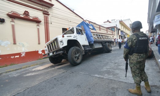 Al menos tres trabajadores de CMAS resultaron lesionados al caer del camión en que se trasladaban cuando éste cayó en socavón  cubierto por una losa de pavimento en la calle Noguera casi esquina con xalapeños ilustres. 