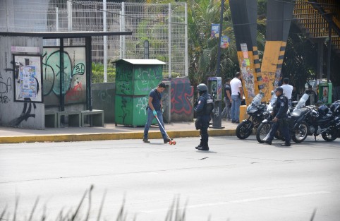 Una persona de sexo masculino fue ejecutada abajo del puente peatonal que se encuentra en la entrada a la unidad Agua Santa 2 y sobre avenida Lázaro Cárdenas en Xalapa. Personal la Fiscalía y SSP cerraron y acordonaron toda la avenida para realizar los peritajes correspondientes.  